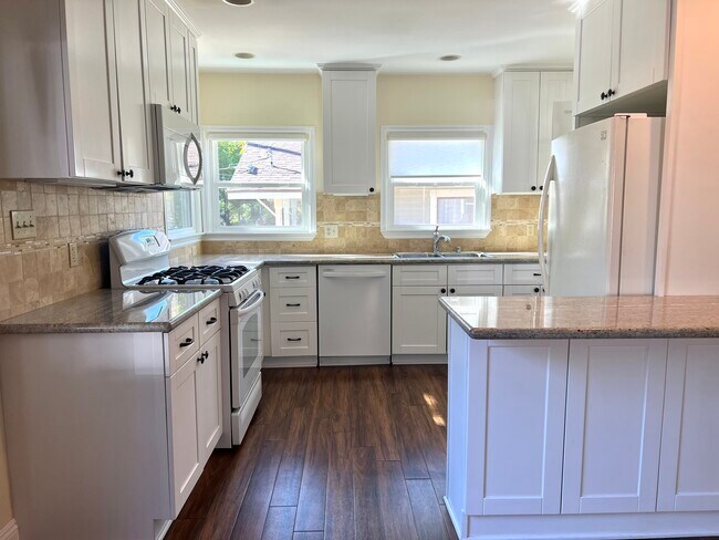 Kitchen with eat-on peninsula - 701 Atchison St