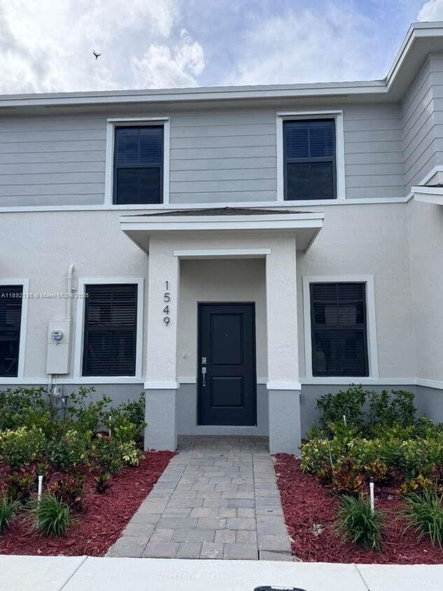 Foto principal - 1549 NE 3rd Ave