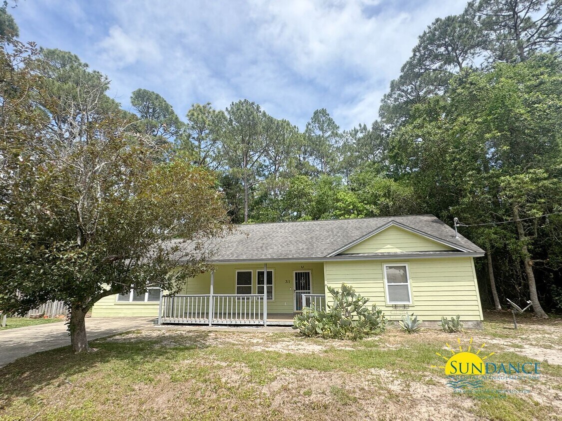 Foto principal - Spacious 3 Bedroom Home in Mary Esther!