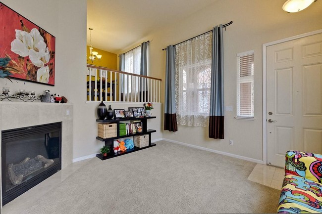 Building Photo - Like New Move in Ready Home