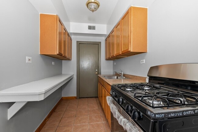 Interior Photo - 6237-45 Kedzie