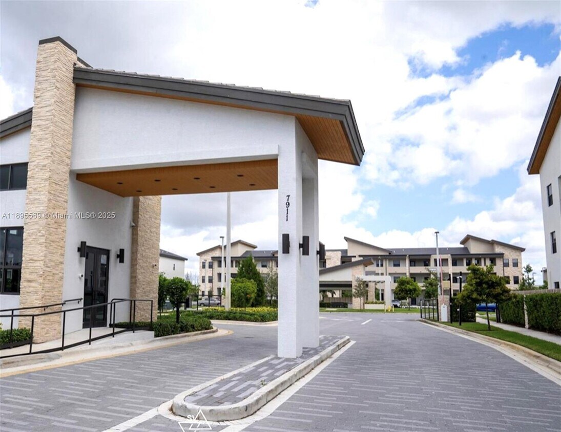 Foto principal - 7855 NW 104th Ave