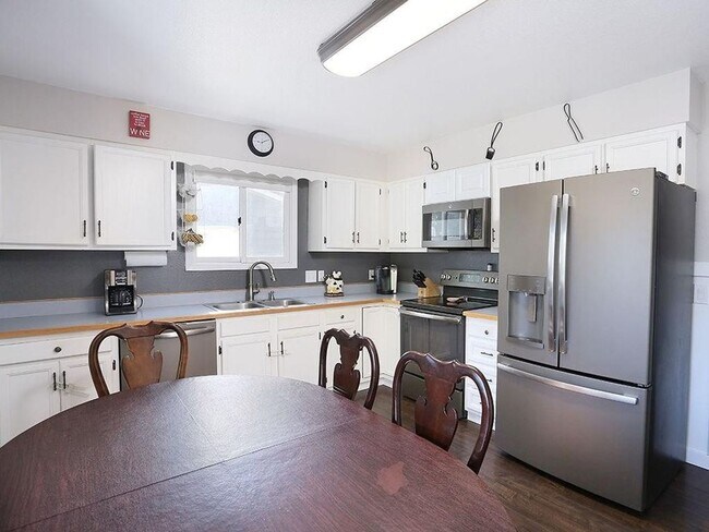 Foto del edificio - 4 Bedroom (2 non egress) 3 Bathroom home on the Westend!
