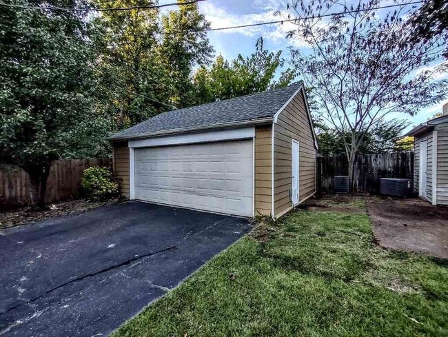 Building Photo - 3905 Glencoe Dr