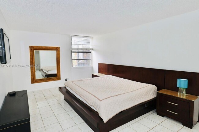 Building Photo - 3475 N Country Club Dr
