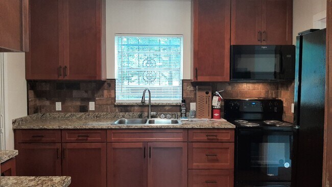 Foto del edificio - Charming 3/1 on large corner lot.