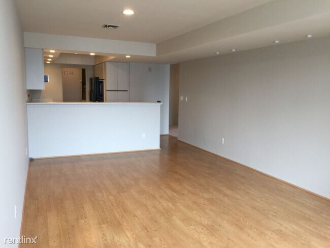 Building Photo - 2 br, 2.5 bath Condo - 2400 Aurora Ave N