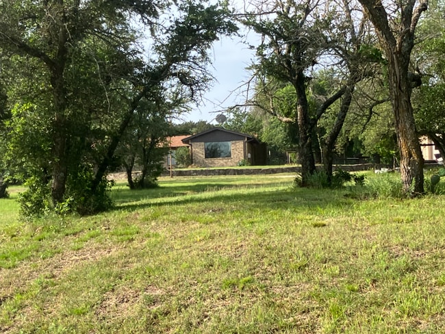 Building Photo - 425 Private Rd 816