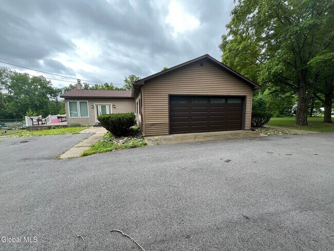 Foto del edificio - 656 Sacandaga Rd