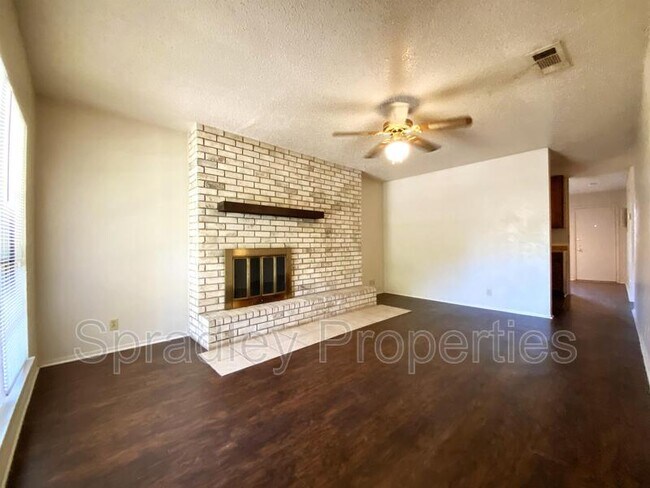 Building Photo - 2302 Bunker Hill Dr