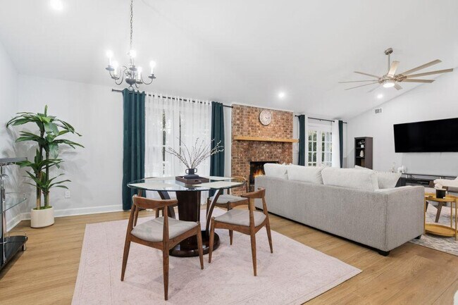 Foto del edificio - 7417 Shadowlake Dr