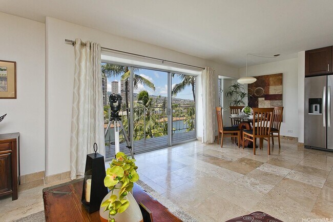 Building Photo - 2115 Ala Wai Blvd