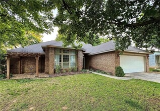 Building Photo - 220 Bluff Dr