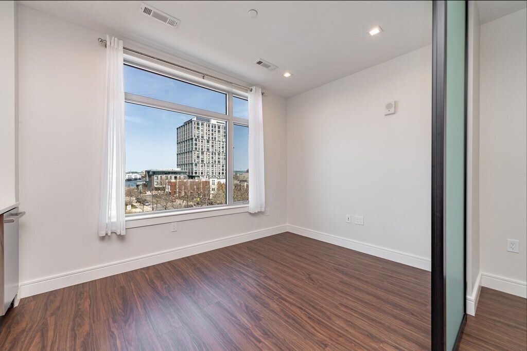 Primary Photo - 100 Sumner St