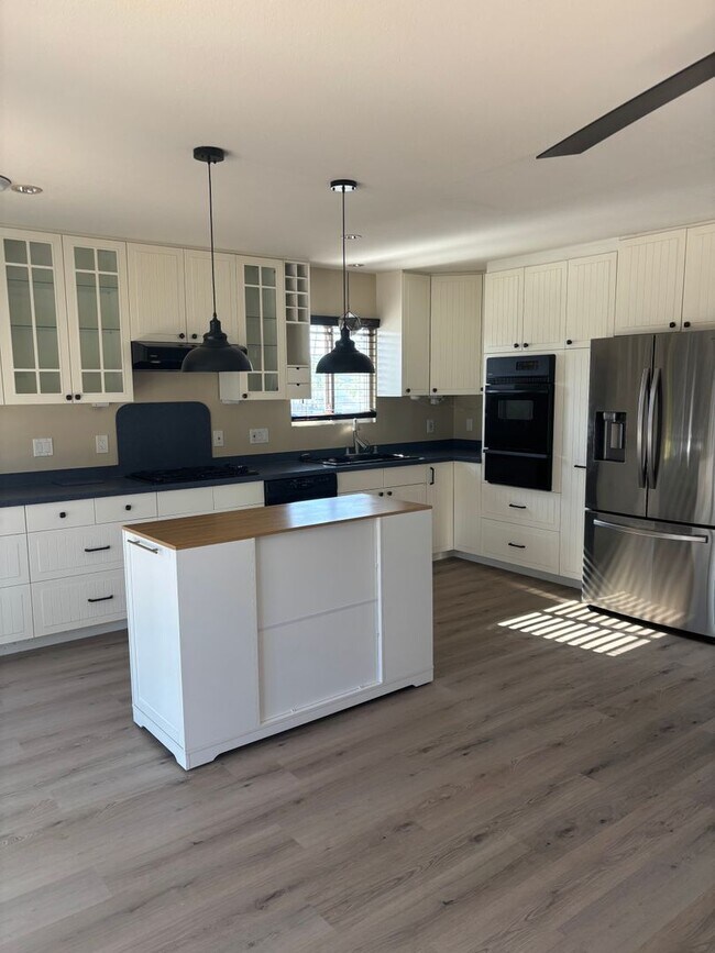 Foto del edificio - 3 bedroom 2 bath single story home for lease