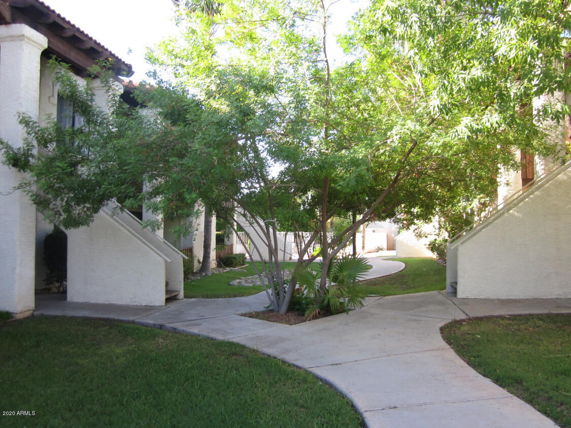 Primary Photo - 3102 E Clarendon Ave