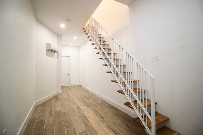 Foto del edificio - 223 E 96th St