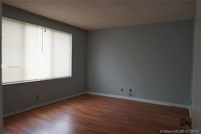 Building Photo - 5985 Del Lago Cir