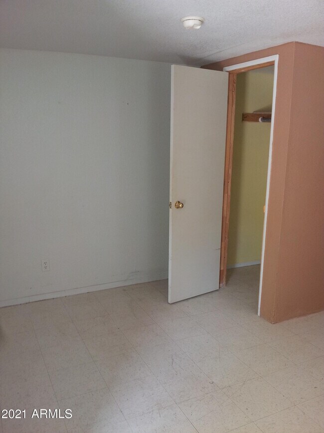 Foto del edificio - 1244 E 10th St