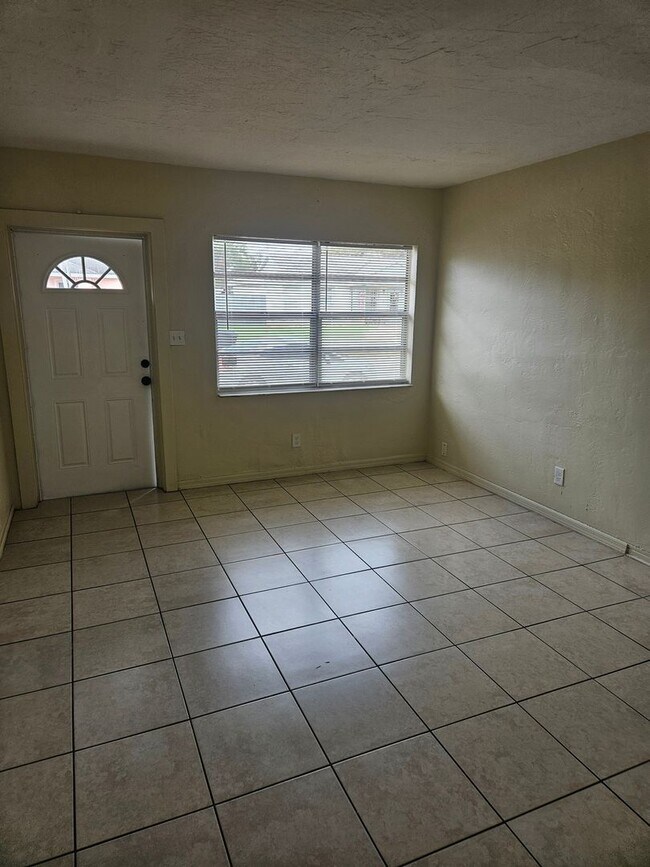 Building Photo - 2 Bedroom Unit in St Pete- Available February 3!