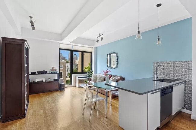 Building Photo - Comfortable Living in a Great Neighborhood