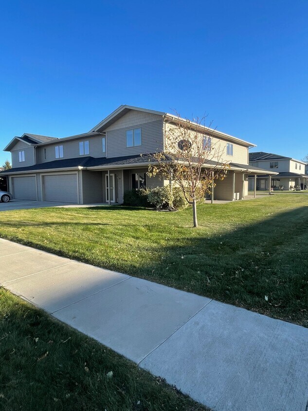 711 Mayflower Dr, Bismarck, ND 58504 Townhome Rentals in Bismarck ND