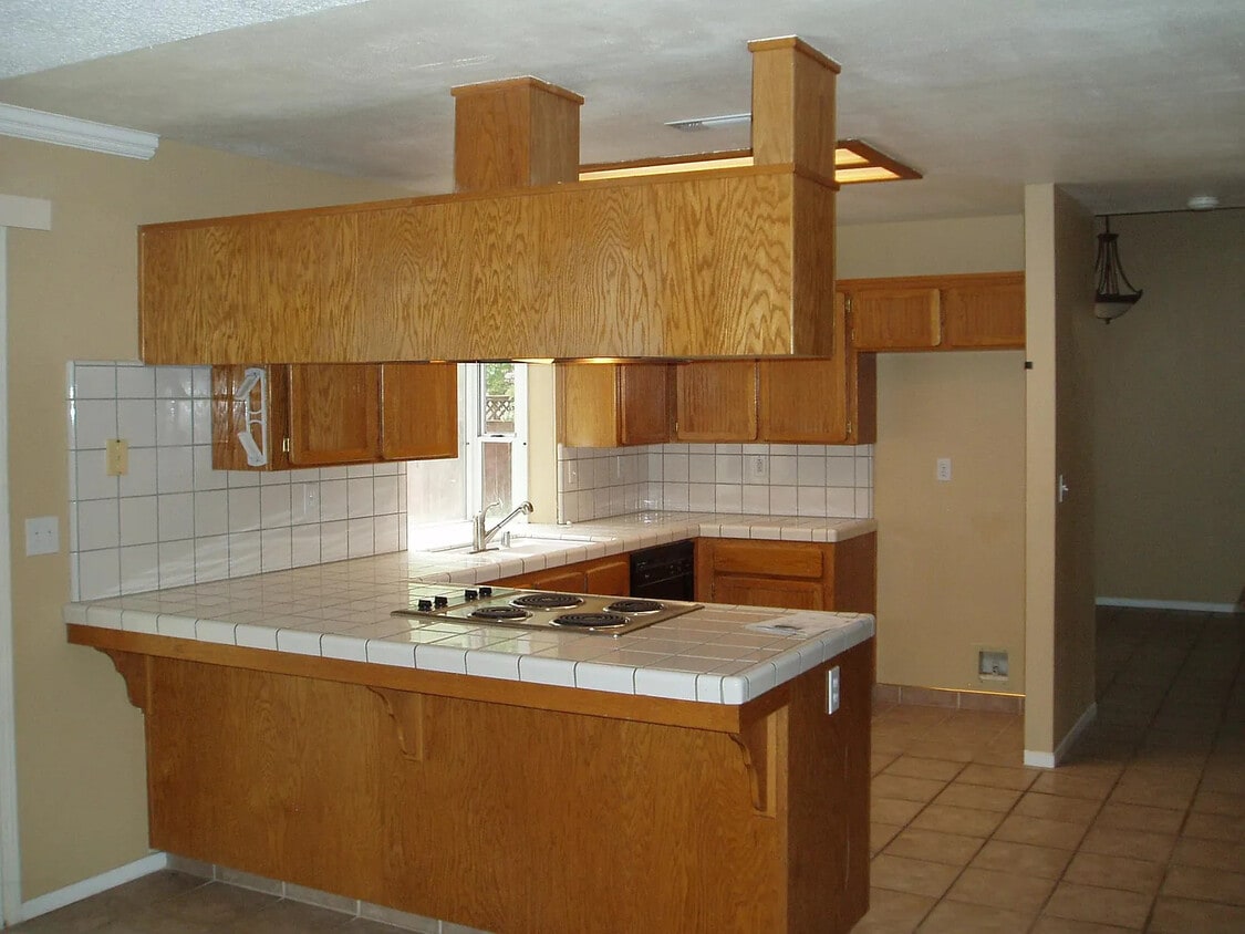 Building Photo - 1763 E Goshen Ave