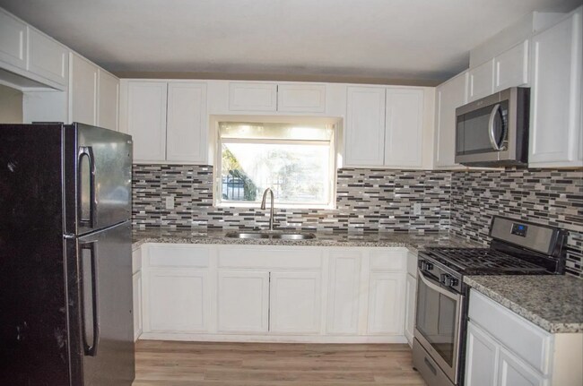 Building Photo - 3 Bedroom 2 Bathroom Available Now in Atwa...