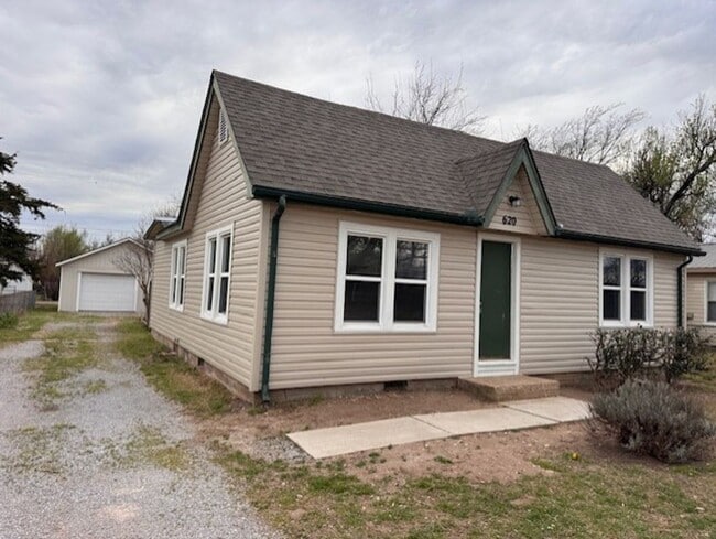 Photo - 2 bed one bath, great outdoor features, great location close to all Norman has to offer! House