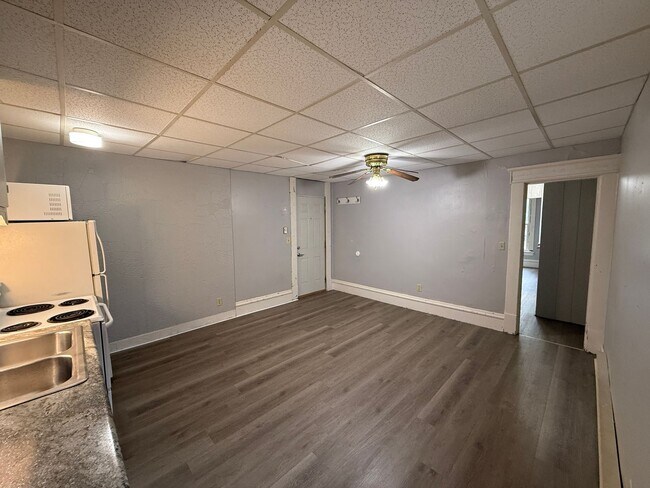 Building Photo - 1 Bedroom Upper Unit Apartment