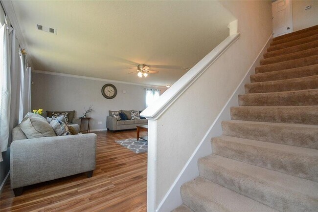 Foto del edificio - Beautiful stone front 2 story home in the ...