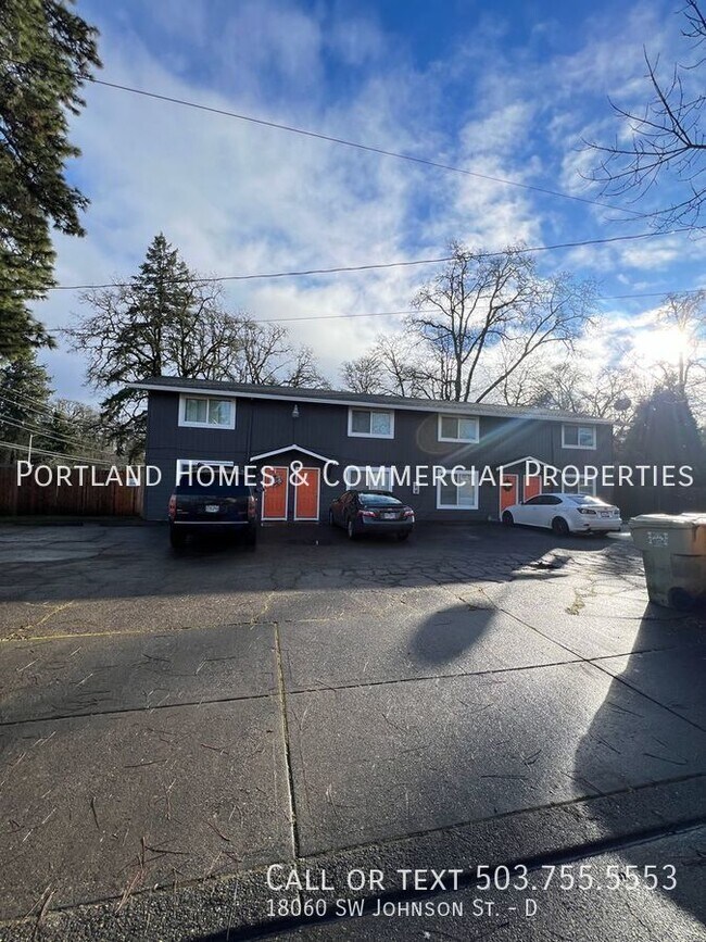Building Photo - Aloha Townhouse-style Plex With Large Back...