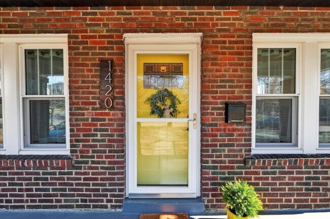 Foto del edificio - 1420 Bredell Ave