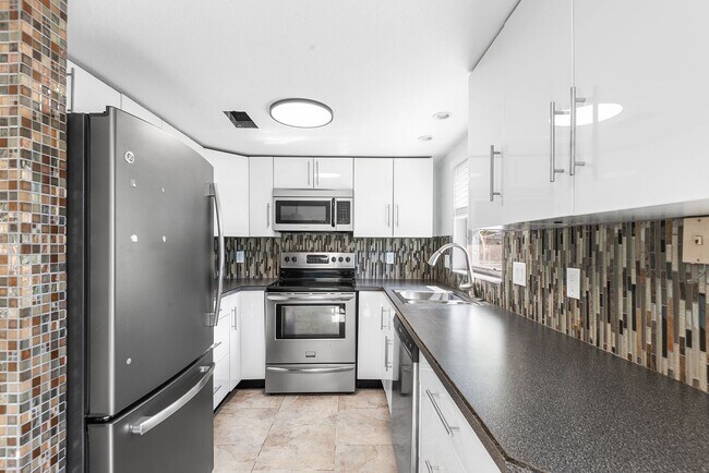 Building Photo - ST PETE APARTMENT FOR RENT!!