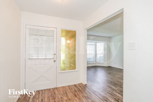 Foto del edificio - 26218 Maplewood Dr