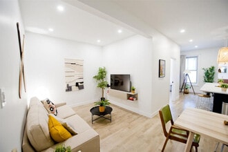 Building Photo - 2390 Rue Frontenac