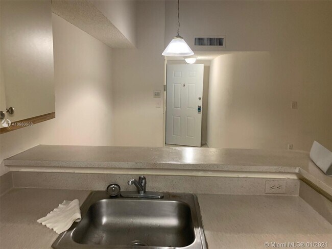Foto del edificio - 7090 NW 179th St