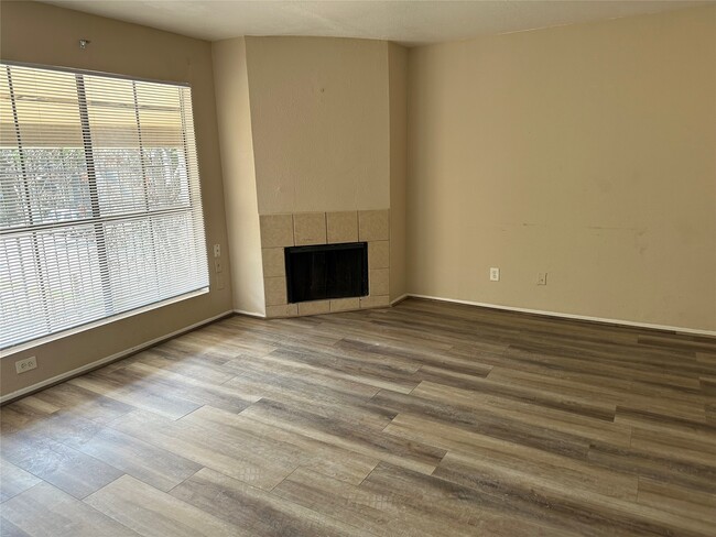 Building Photo - 10100 S Gessner Rd