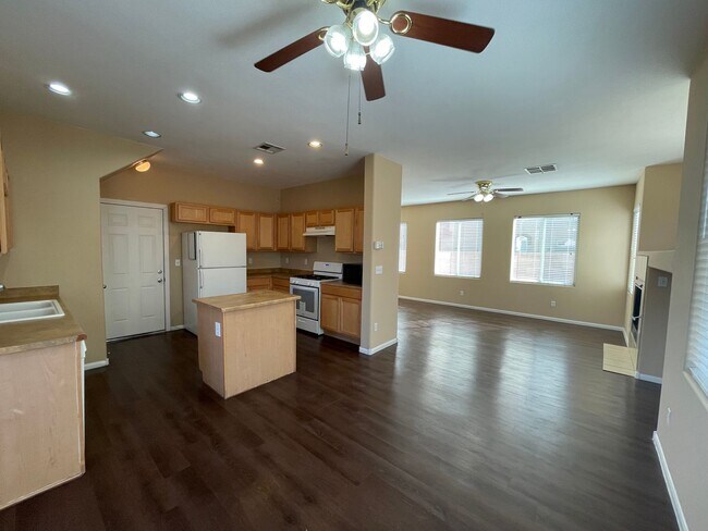 Foto del edificio - 733 Emerald Idol Pl