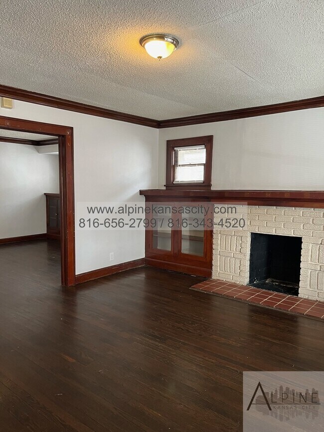 Building Photo - Quiet Cul de Sac, Lots of Built Ins! App F...