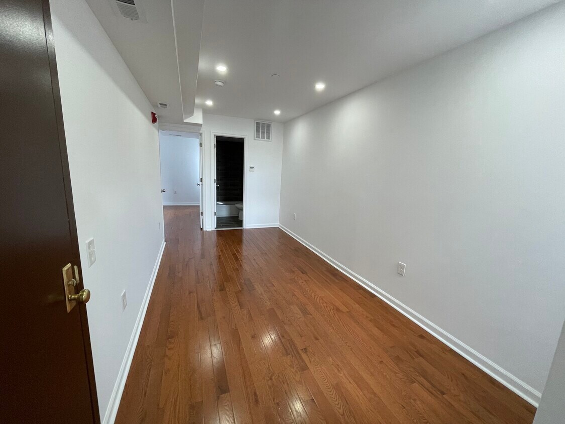 Entryway into living room - 1246 S 31st St
