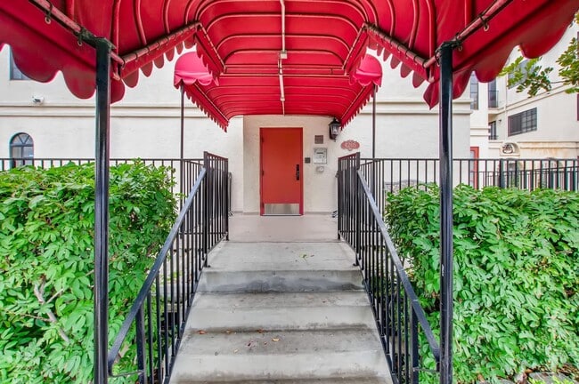Building Photo - Remodeled Condo in the Heart of North Park