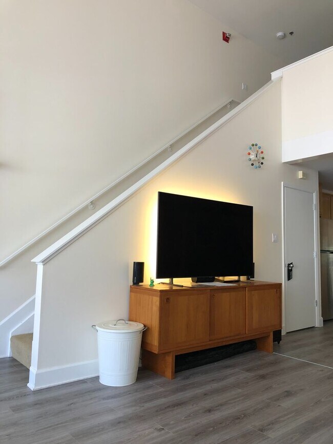 Foto del edificio - PRICE IMPROVEMENT! Rare huge tri-level lof...