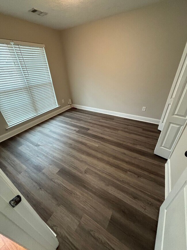 Building Photo - 945 Bryan Cir