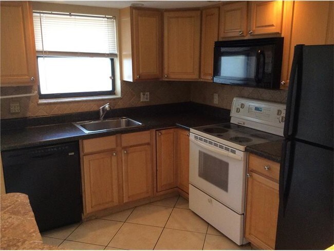 Building Photo - 21890 Lake Forest Cir