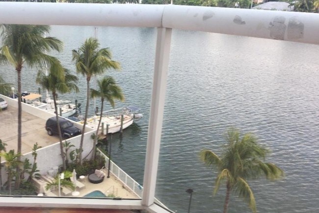 Foto del edificio - 5880 Collins Ave