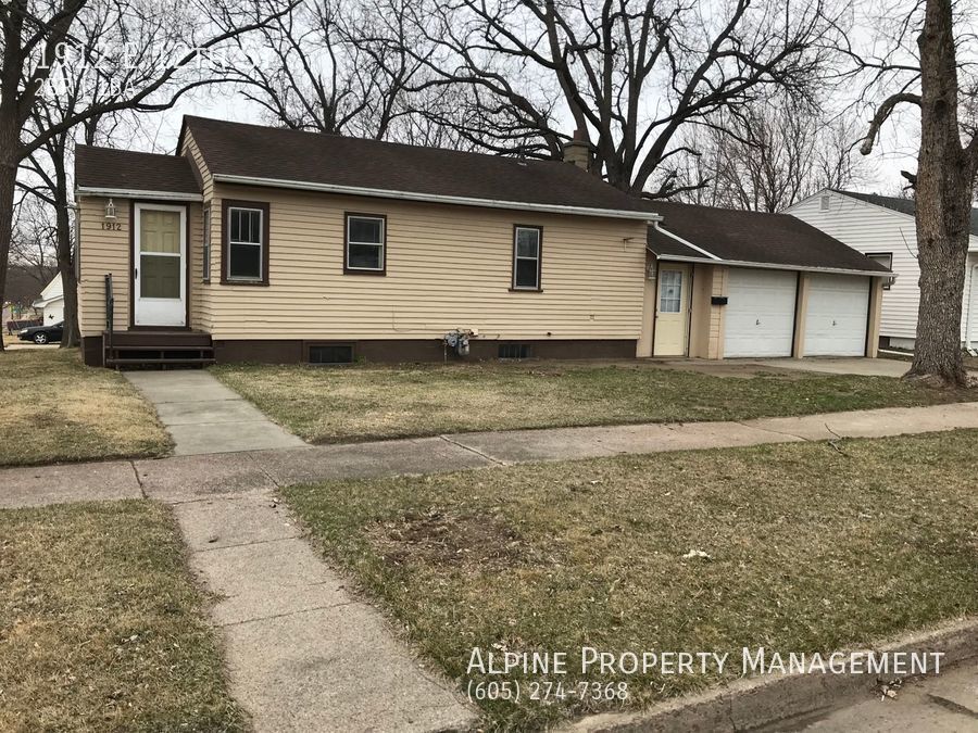 Primary Photo - East Side 2 Bed Ranch Home with 2 Car Garage!