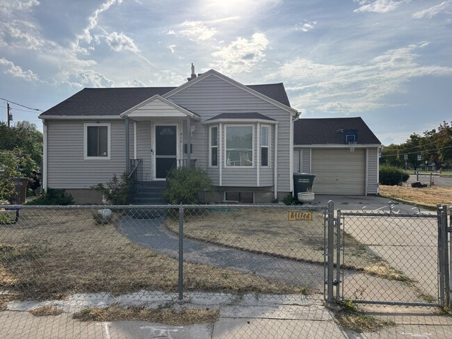 Building Photo - 406 Navajo St