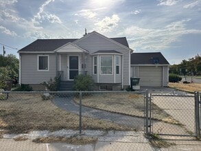 Building Photo - 406 Navajo St