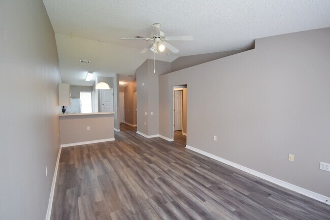 Foto del edificio - 2BR Patio Home with Open Layout, LVP Flooring, Private Fenced Yard, HOA Lawn Care & Convenient Bl...